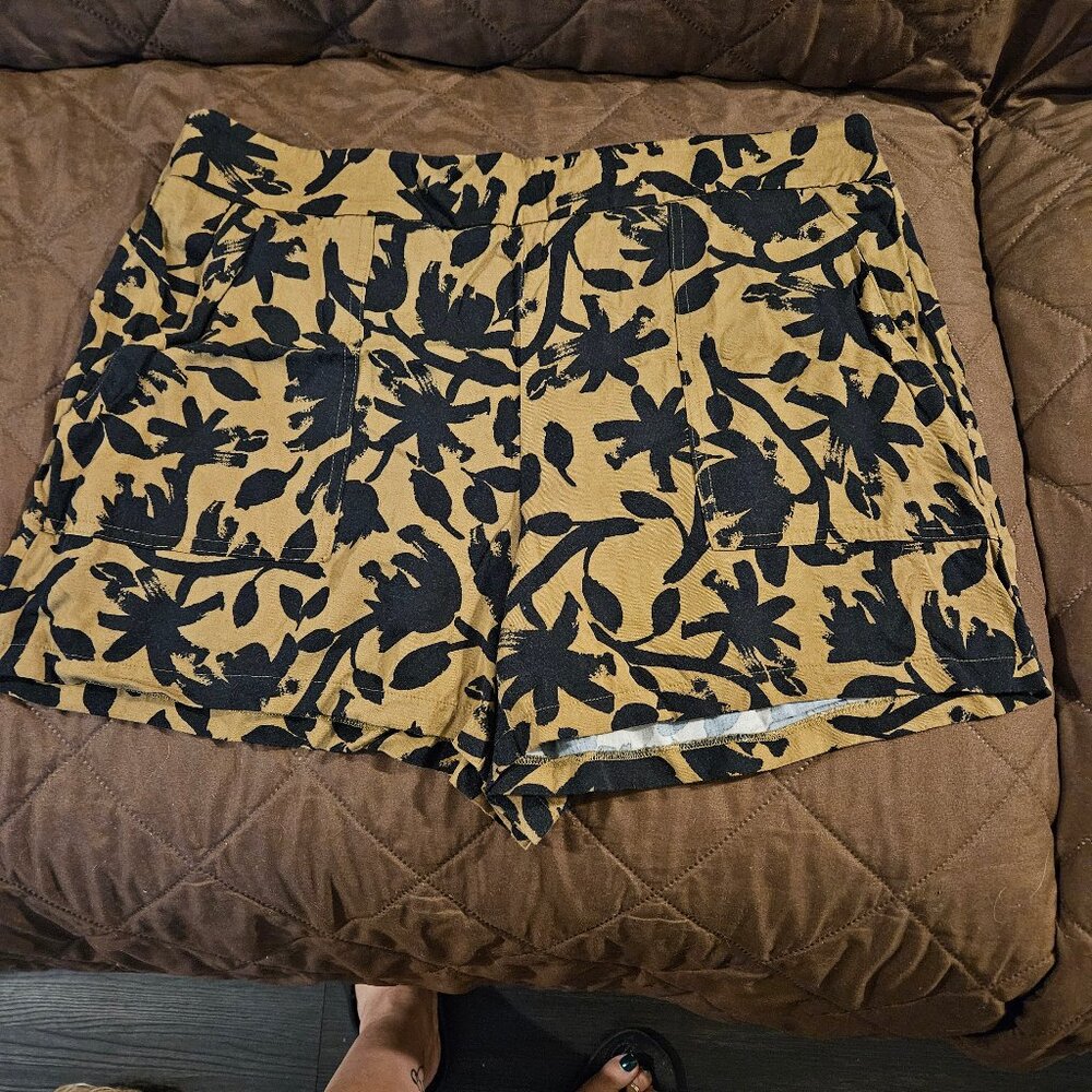 Nine West Black and Khaki Colored Shorts